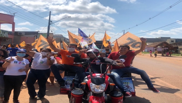 Em caminhada no Calafate, Jarbas Soster conversa com moradores e comerciantes e ouve sugestões